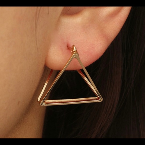MODERN 3D TRIANGULAR PYRAMID STUD EARRING - Picture 4 of 4